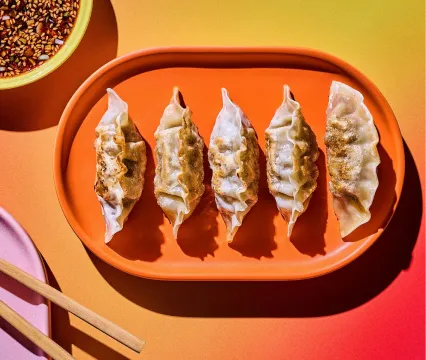 Chicken potstickers with a crispy skirt (鸡肉锅贴)